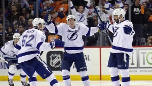 Od lewej: Andrej Szustr, Ondrzej Palat i Jason Garrison z Lightning