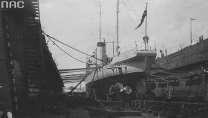 Torpedowiec ORP "Kujawiak" w doku w porcie gdyńskim