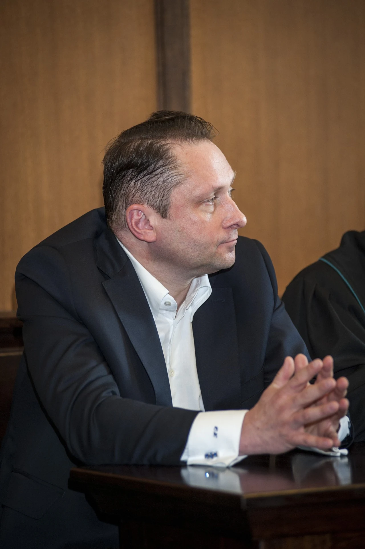 Wyrok dotyczy tekstu opublikowanego w połowie lutego w ubiegłym roku - "Fakty po Faktach". Byli już dziennikarze tygodnika napisali, że Kamil Durczok został przyłapany przez policję, jak ucieka z mieszkania, w którym znaleziono biały proszek. Kamil Durczok domagał się 7 mln złotych.
Wyrok dotyczy tekstu opublikowanego w połowie lutego w ubiegłym roku - "Fakty po Faktach". Byli już dziennikarze tygodnika napisali, że Kamil Durczok został przyłapany przez policję, jak ucieka z mieszkania, w którym znaleziono biały proszek. Kamil Durczok domagał się 7 mln złotych.