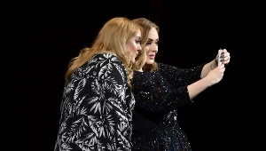 Adele lubi robić sobie zdjęcia z fanami na scenie