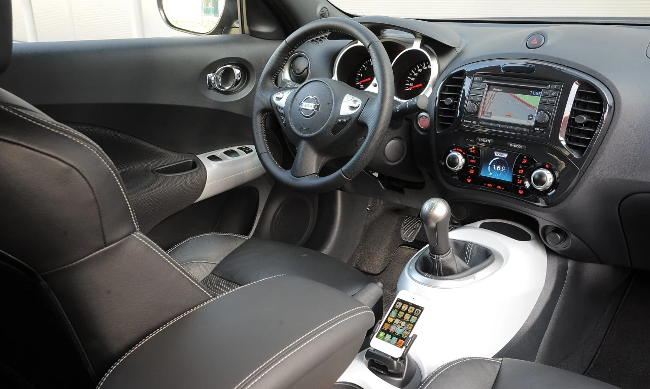 Użytkownicy narzekają, że elementy są słabo spasowane (np. tunel środkowy).