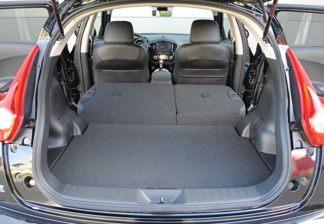 Zupełnie płaska podłoga po położeniu oparć: plus. A pojemność? Też nieźle: 355-830 l. 