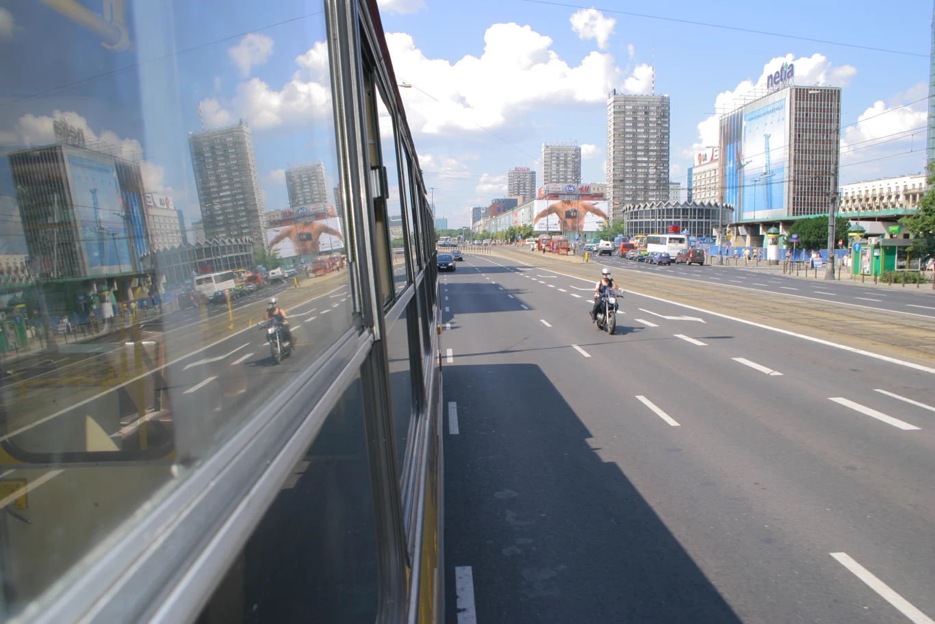 Autobus zajmuje całą szerokość pasa ruchu / Fot. autor