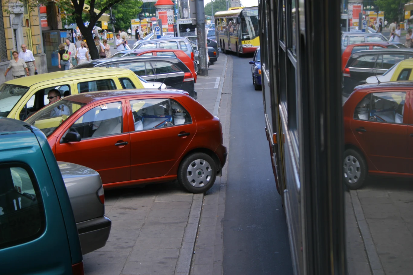 Tak zaparkowane auto zmusza kierowcę autobusu do przekroczenia linii oddzielającej pasy / Fot. autor