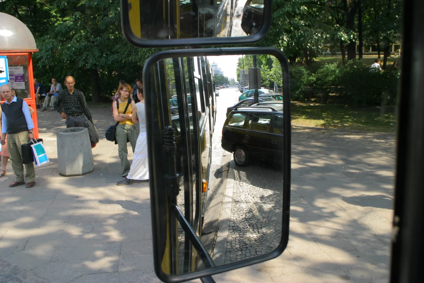 Kierowca autobusu musi obserwować sytuację w lusterkach przez cały czas