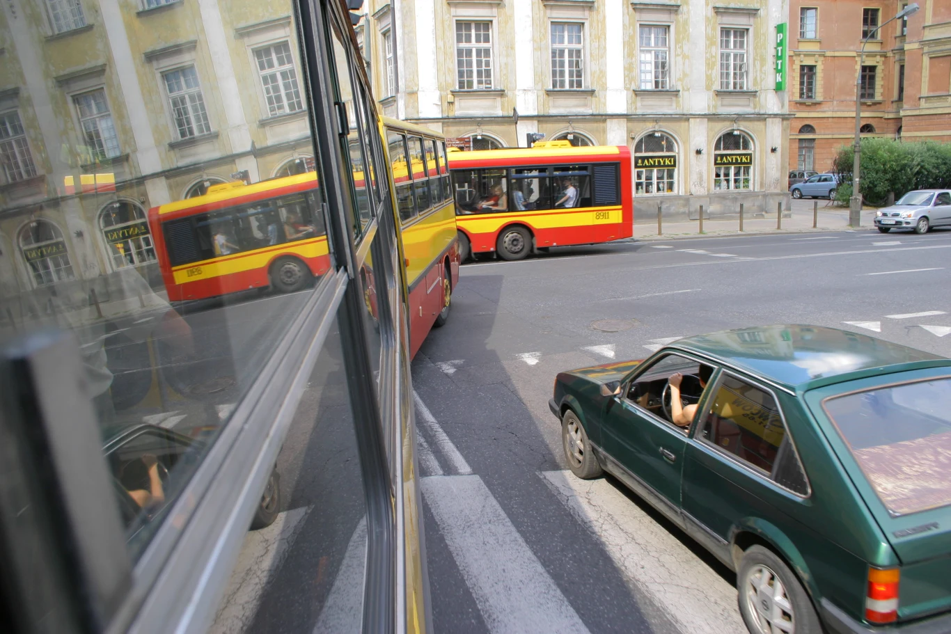 Podczas skręcania trzeba uważać, żeby nie zabrać ze sobą stojącego na światłach auta / Fot. autor