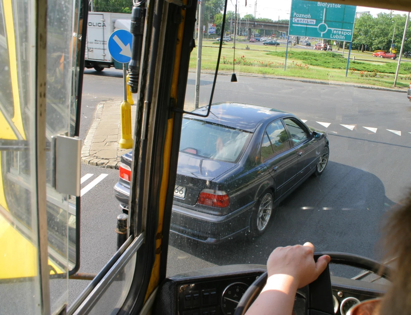 Kierowca tego BMW musi być przed autobusem, bo bardzo mu się spieszy / Fot. autor