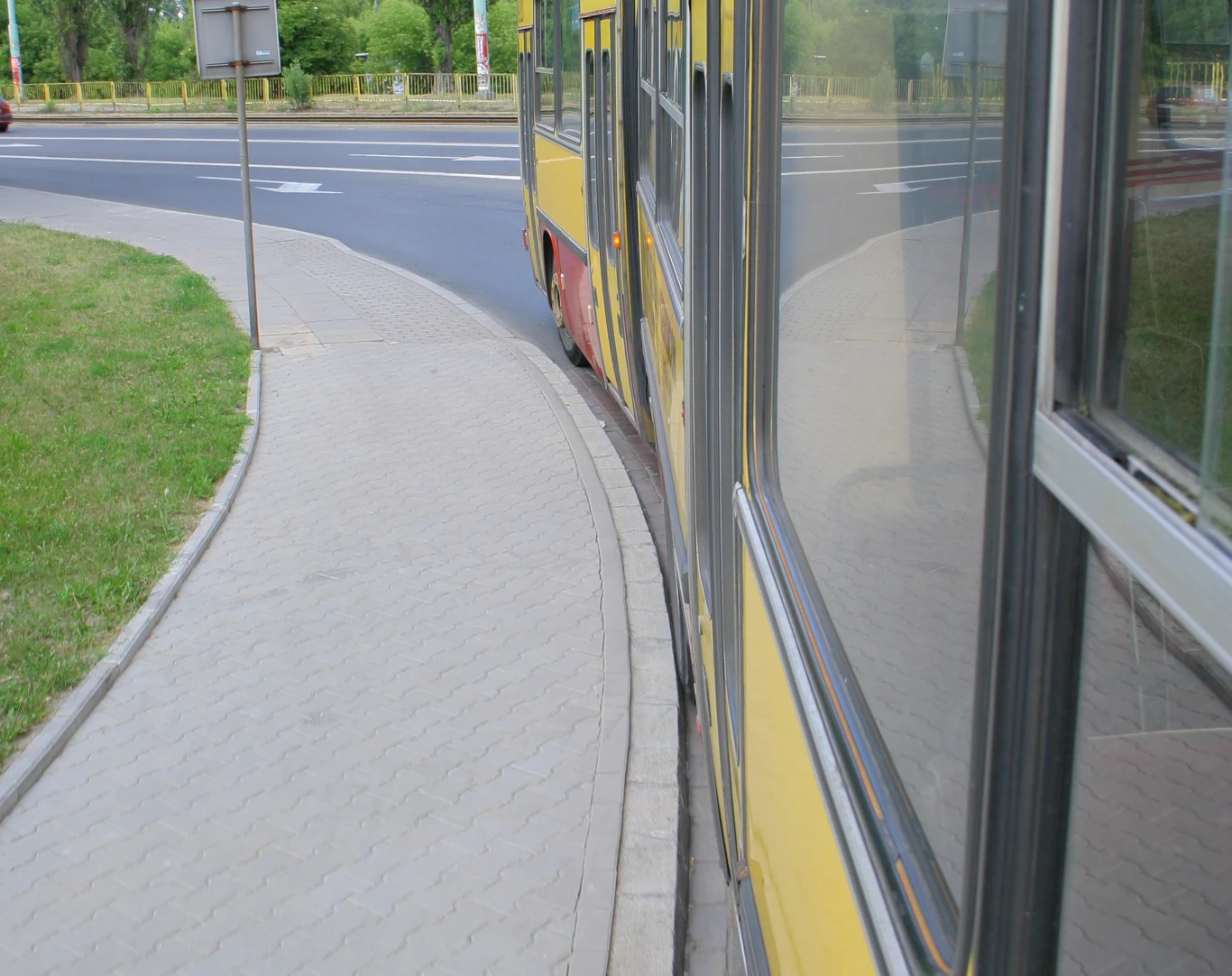 Podczas skręcania tylne koła nie mogą wjechać na krawężnik / Fot. autor