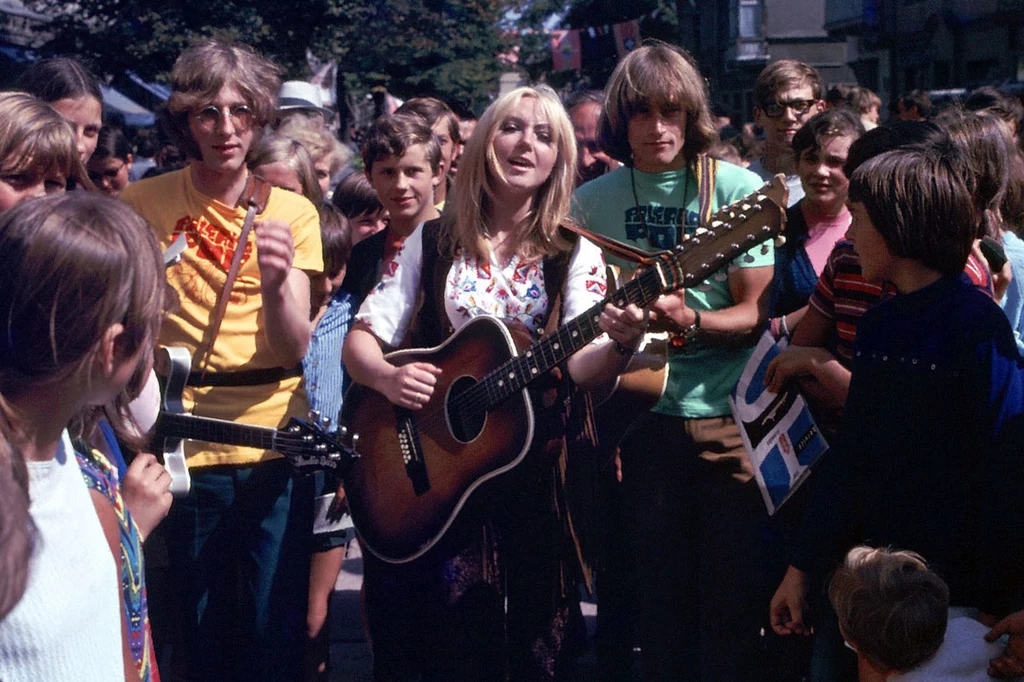 Sierpień 1970 Sopot Festiwal Piosenki. Maryla Rodowicz w tłumie fanów na deptaku Monte Casino 