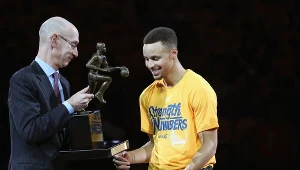 Przed meczem Stephen Curry z Warriors otrzymał statuetkę dla najlepszego zawodnika sezonu regularnego