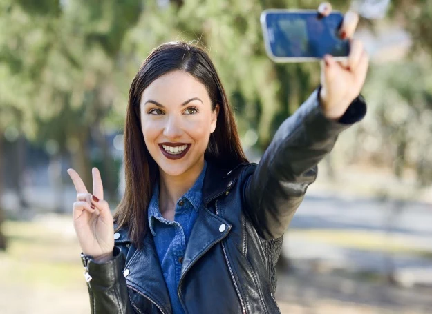 Co ma wspólnego robienie selfie z pierwszymi zmarszczkami? Wbrew pozorom całkiem sporo!