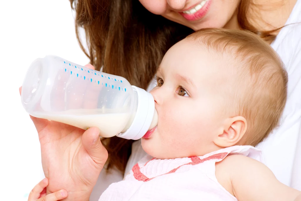 Roczny maluch ma inne potrzeby żywieniowe niż niemowlę. Dlatego powinien pić mleko dla dzieci powyżej pierwszego roku życia 