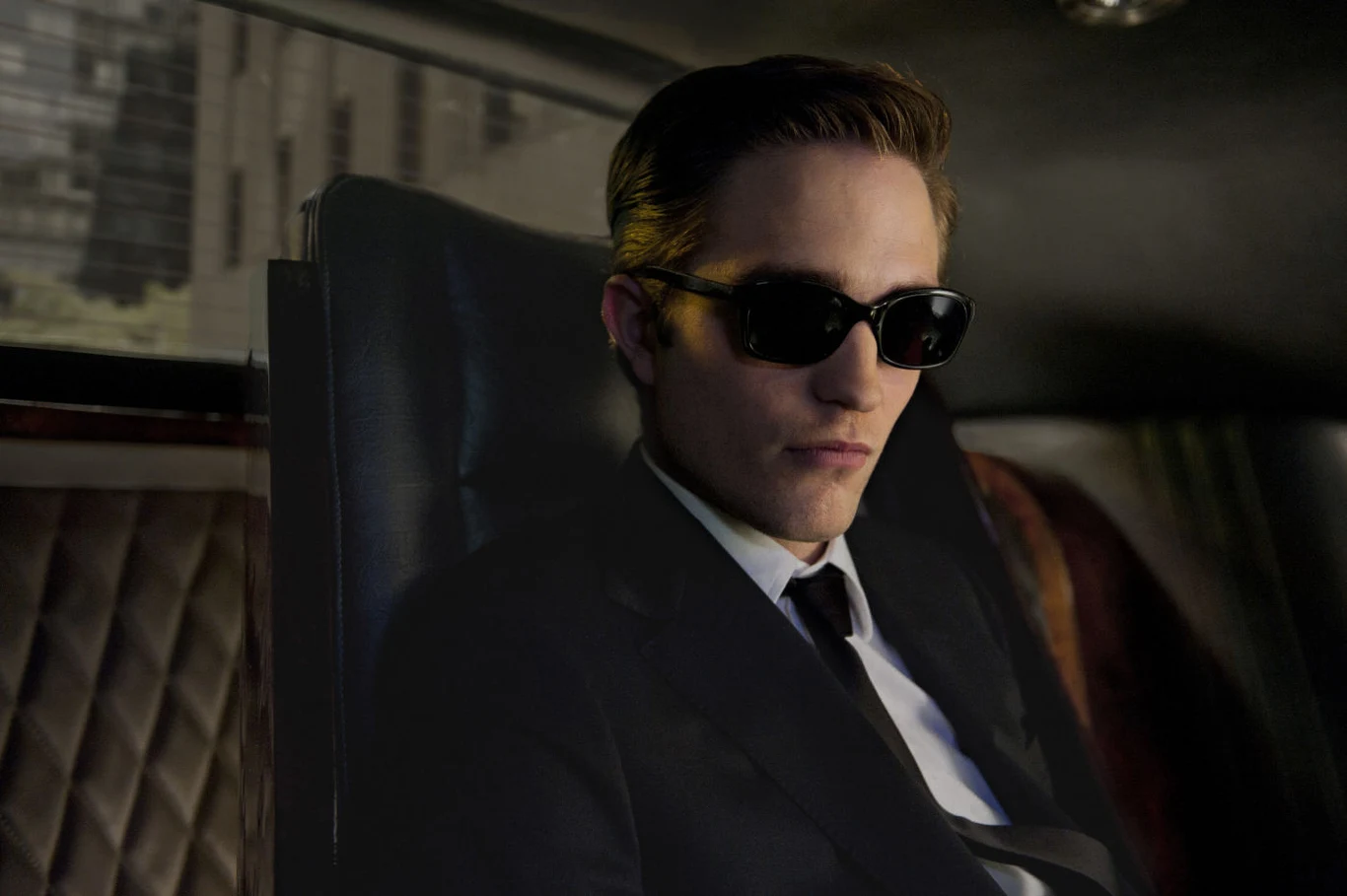 "Rola, która na zawsze odmieni jego wizerunek" - tak reklamowano film Davida Cronenberga "Cosmopolis", ekranizację kultowej powieści Dona De Lillo. Pattinson zagrał tu 28-letniego miliardera, który opuszcza swój superluksusowy apartament na Manhattanie, by w limuzynie przemierzyć ogarnięte chaosem miasto.

"Jego gra w 'Zmierzchu' jest interesująca, chociaż zostaje oczywiście zamknięta w pewnych ramach gatunkowych. Widziałem również 'Little Ashes' oraz 'Twojego na zawsze' i wiedziałem, że on jest w stanie wcielić się w Erica Packera. To bardzo ciężka rola, aktor pojawia się w dosłownie każdym ujęciu. Nie wydaje mi się, żebym kiedykolwiek wcześniej nakręcił film, w którym aktor nie wychodzi z kadru. Wybór odtwórcy głównej roli staje się w takim przypadku sprawą intuicyjną, nie ma żadnych reguł czy wskazówek" - opowiadał reżyser David Cronenberg.
