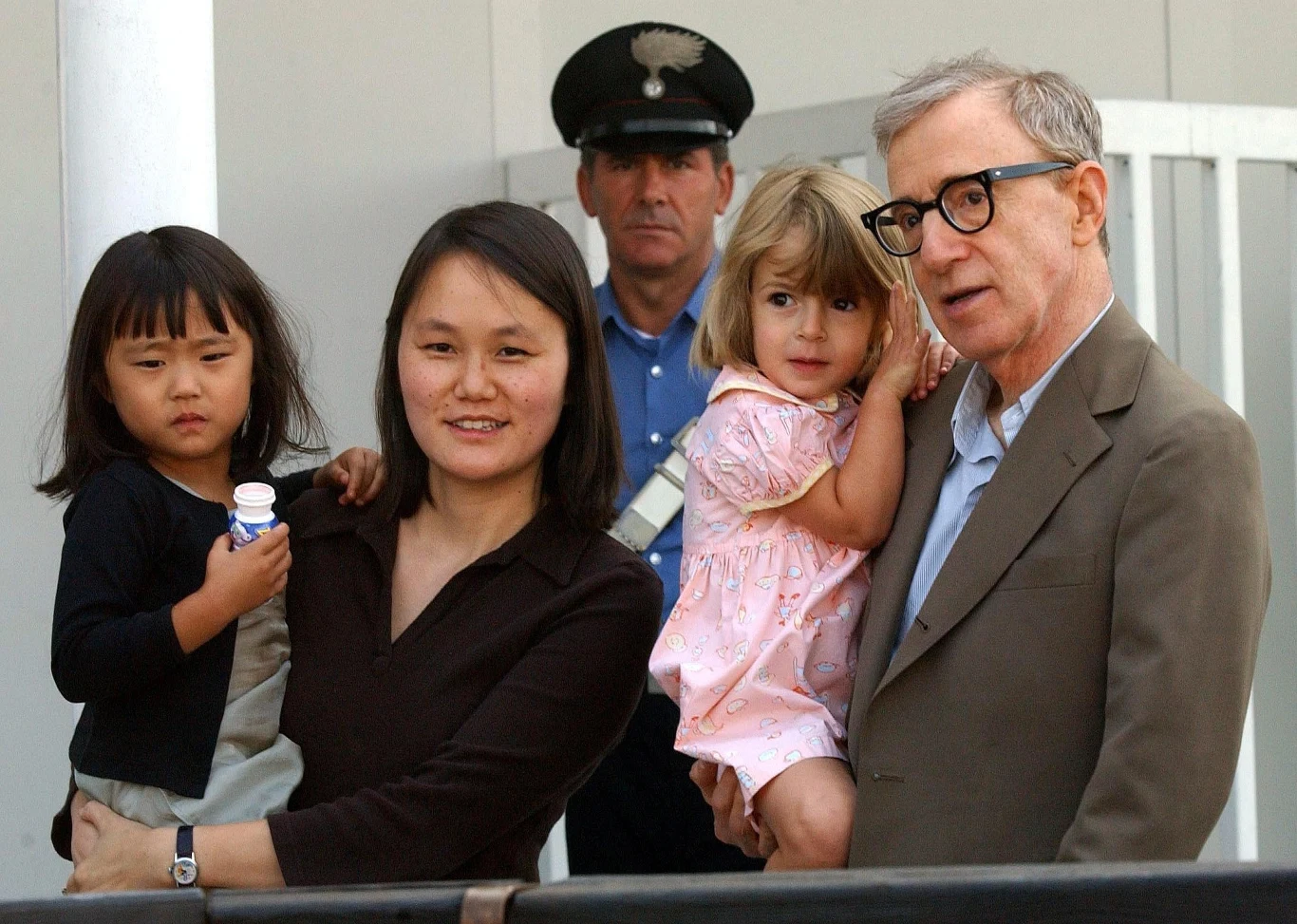 Woody Allen z żoną Soon-Yi i dwoma adoptowanymi córkami