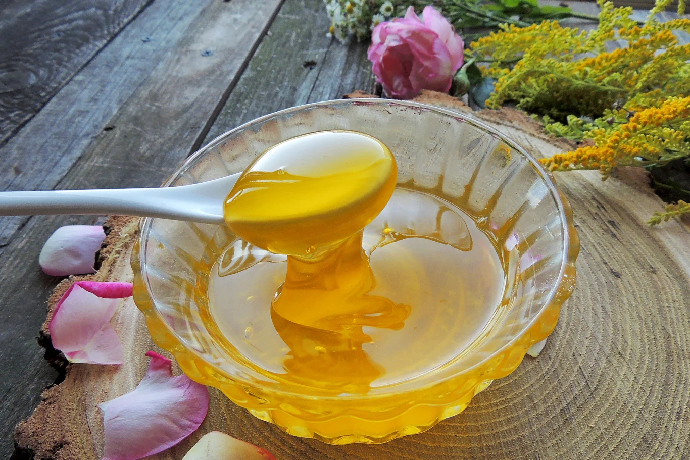 Nakładanie miodu metalową łyżeczką nie będzie dla nas groźne