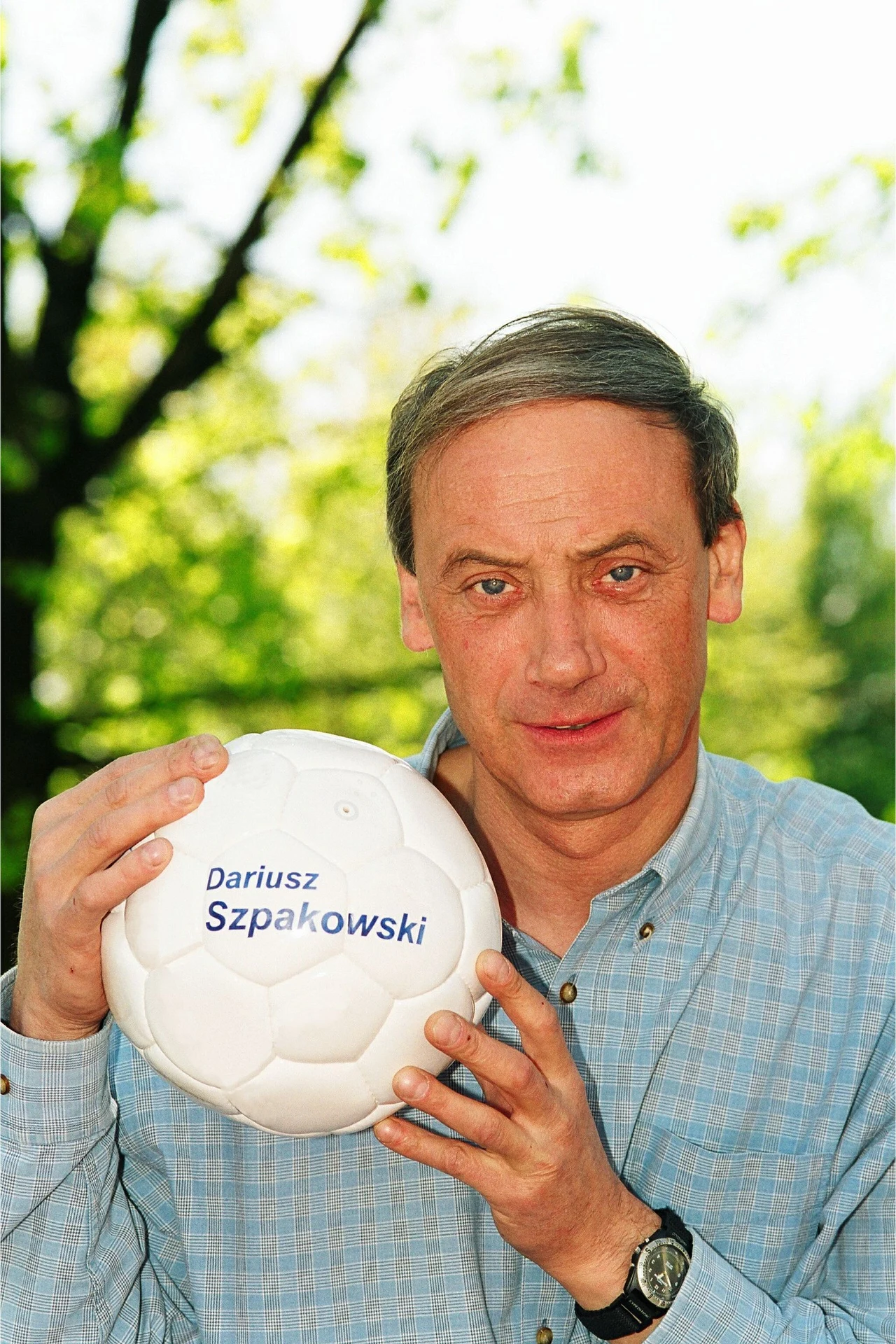 Dziennikarz i komentator sportowy Dariusz Szpakowski kończy w niedzielę, 15 maja, 65 lat.

Mimo że wciąż przybywa krytyków jego komentatorskiego talentu, a językowe wpadki dziennikarza zyskały status kultowych na równi z dowcipami Karola Strasburgera, wielu piłkarskich kibiców wciąż nie wyobraża sobie relacji meczu reprezentacji Polski bez komentarza "Szpaka".

Już w czerwcu podczas Mistrzostw Europy we Francji będziemy mogli ponownie usłyszeć słynne "Aj, Jezus Maria!".