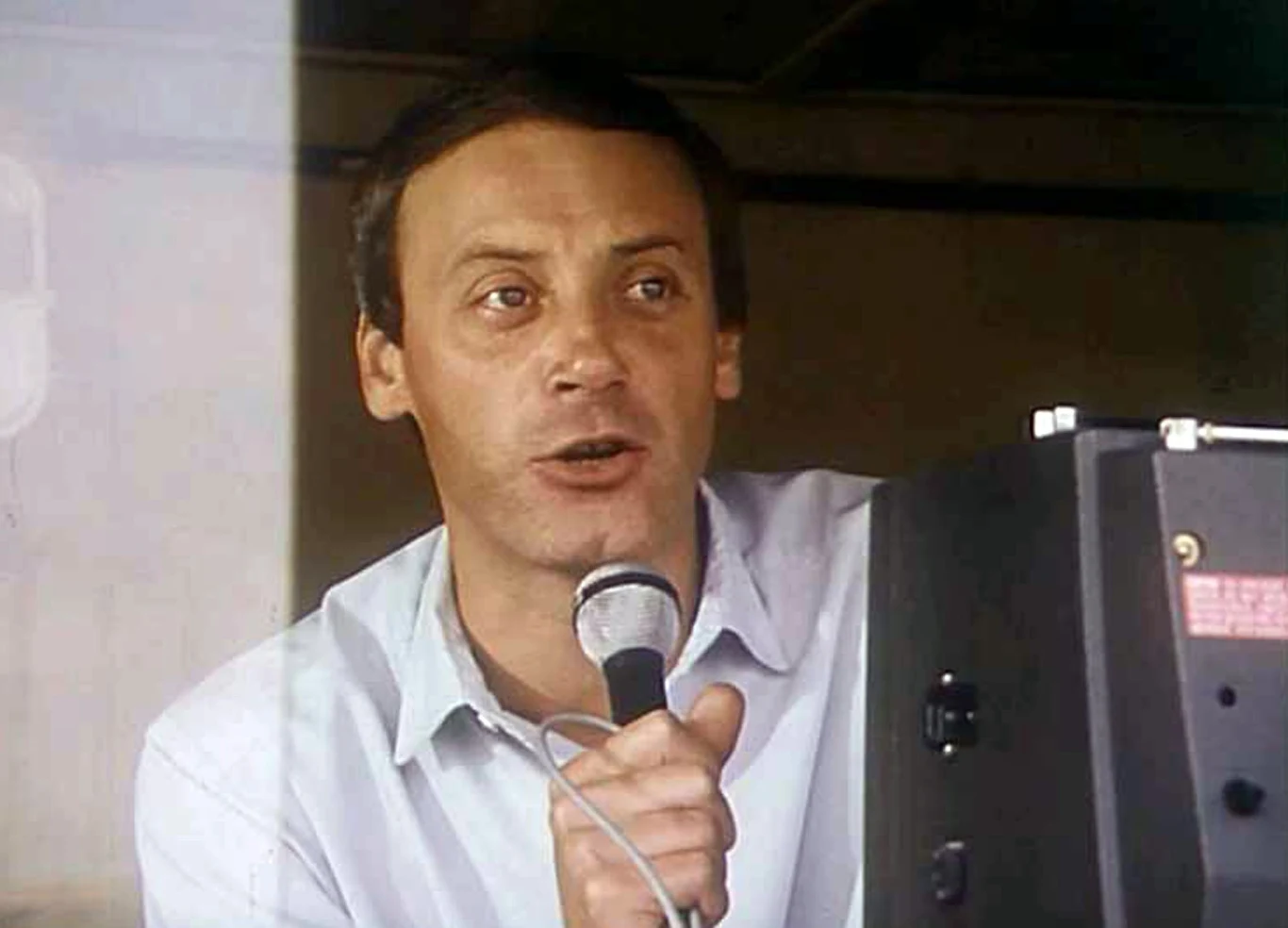 Karierę dziennikarza Szpakowski rozpoczynał w 1976 roku od pracy w Polskim Radiu. W debiucie jako prowadzący program "Studio S-13" podając wynik meczu Legia-Zagłębie poinformował słuchaczy, że padł wynik 0:0 i że do przerwy też było 0:0.

Jako komentator radiowy pojechał na pierwszą imprezę piłkarską - Mistrzostwa Świata w Argentynie w 1978 roku. Przygodę z Polskim Radiem zakończył w 1982 roku, rok później zadebiutował na antenie Telewizji Polskiej.