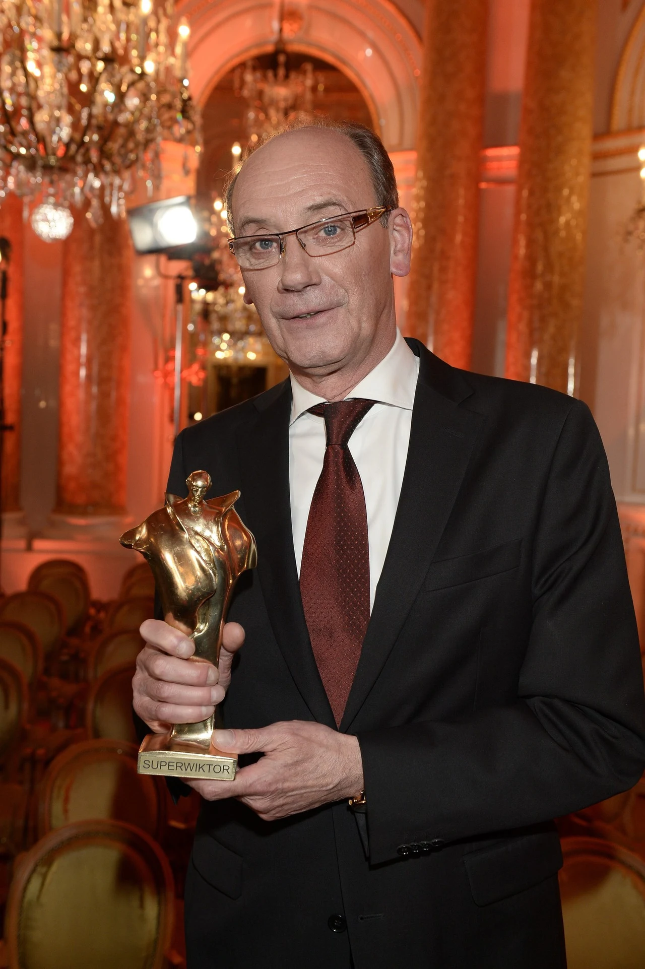 Dariusz Szpakowski ma na koncie kilka prestiżowych wyróżnień. W 2000 roku otrzymał Piłkarskiego Oscara Canal+ dla najlepszego komentatora sportowego, 13 lat później wyróżniono go statuetką Super Wiktora za całokształt dziennikarskiej działalności. O tym, że wciąż cieszy się sympatią telewidzów, przekonała nas tegoroczna gala wręczenia Telekamer "Tele Tygodnia", na której otrzymał statuetkę dla najlepszego komentatora sportowego.