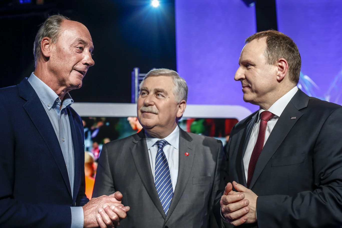 Za parę tygodni Dariusz Szpakowski relacjonował będzie kolejne Euro w swojej karierze. Jak to jest być legendą? 

"Są trzy etapy: kiedy człowieka zaczynają rozpoznawać, to mu to imponuje. Potem poznają i podchodzą, kiedy np. siedzę z rodziną i jem obiad, proszą o autograf i bywają natarczywi, wtedy zaczyna irytować. A później przestaje się na to w ogóle zwracać uwagę. Człowiek godzi się, że to jest do niego przypisane" - konkluduje dziennikarz.

Na zdjęciu - z Jerzym Engelem (C) i prezesem TVP Jackiem Kurskim (P). 