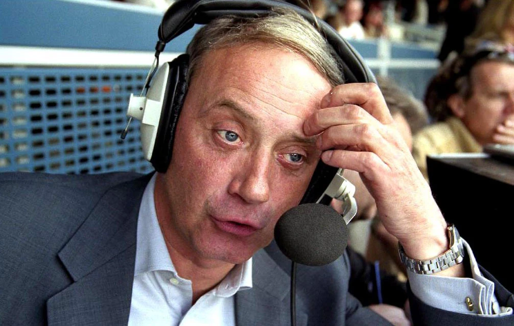 Dariusz Szpakowski jest autorem wielu antenowych wpadek. Poza językowymi lapsusami, które robią potem furorę w internecie, zasłynął też jako miłośnik długich podsumowań, którymi kończył meczowe transmisje. Do historii przeszedł jego kilkunastominutowy  monolog w trakcie przegranego ze Słowenią meczu eliminacji Mistrzostw Świata 2010, który wszedł do języka potocznego jako "Beenhakkera pamięci żałobny rapsod". 

Na mundialu w RPA w trakcie meczu Argentyna-Belgia notorycznie mylił też Lionela Messiego z... Diego Maradoną.

