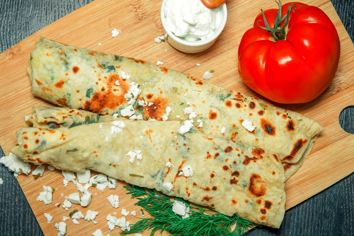 Naleśniki po grecku to pyszna propozycja na obiad lub drugie śniadanie Naleśniki po grecku to pyszna propozycja na obiad lub drugie śniadanie