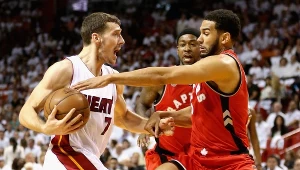 Goran Dragić (z piłką), najlepszy strzelec Heat w meczu numer sześć