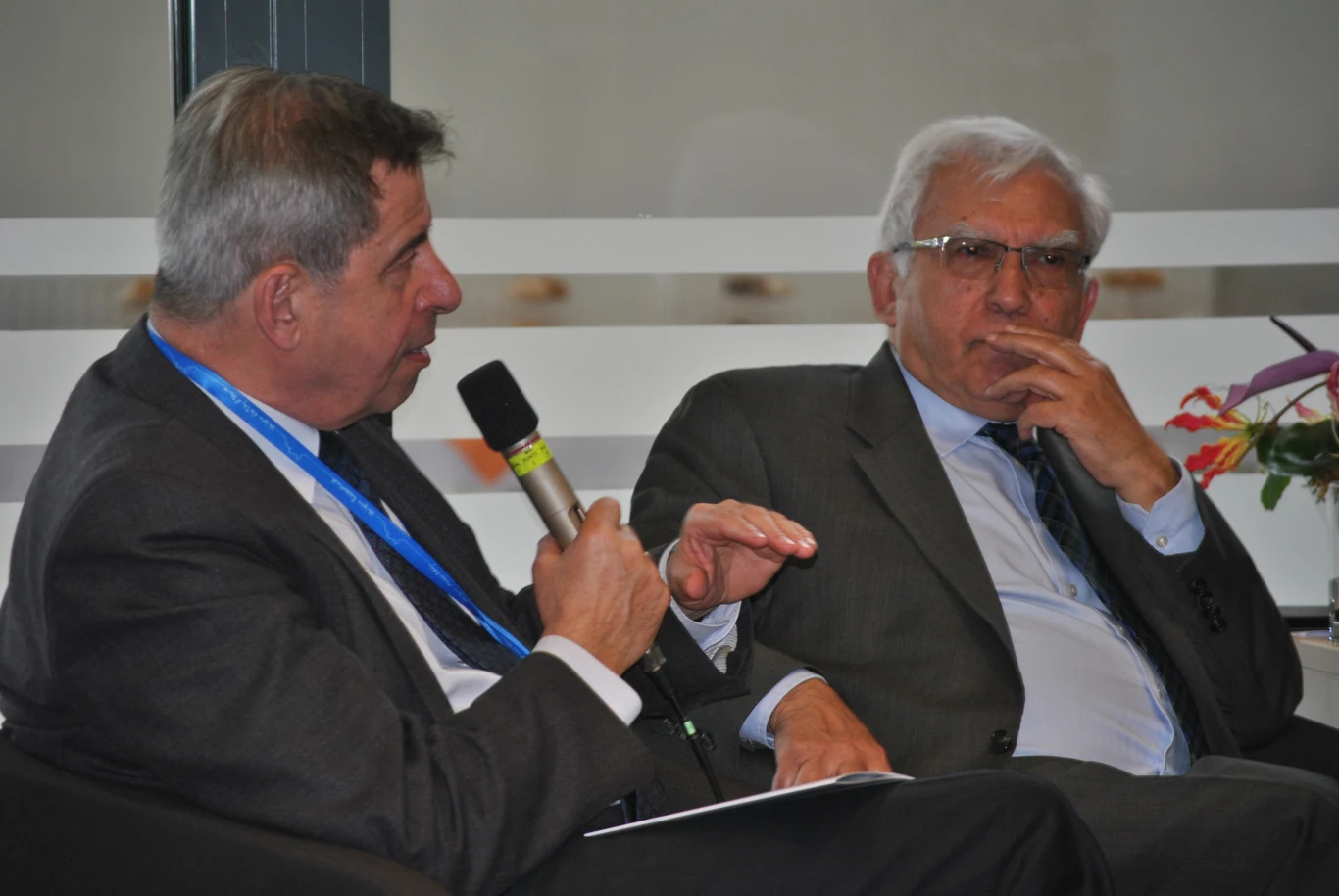 Prof. Andrzej Zoll i prof. Adam Rotfeld podczas Oświęcimskiego Forum Praw Człowieka Prof. Andrzej Zoll i prof. Adam Rotfeld podczas Oświęcimskiego Forum Praw Człowieka