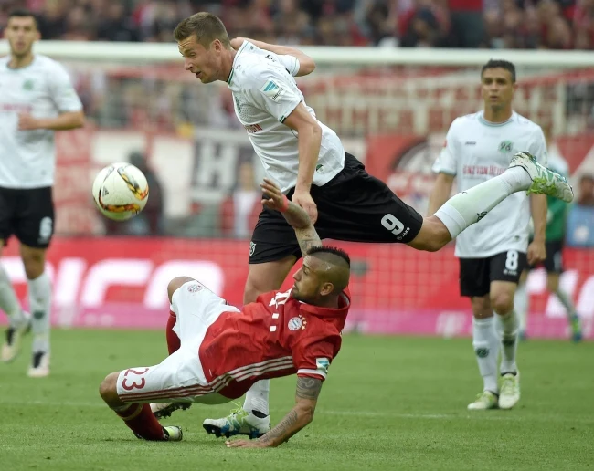 Artur Sobiech (u góry) i Arturo Vidal Artur Sobiech (u góry) i Arturo Vidal