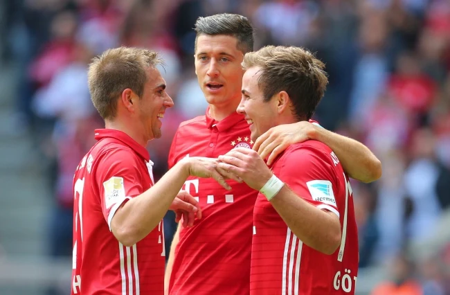 Robert Lewandowski (w środku) Robert Lewandowski (w środku)