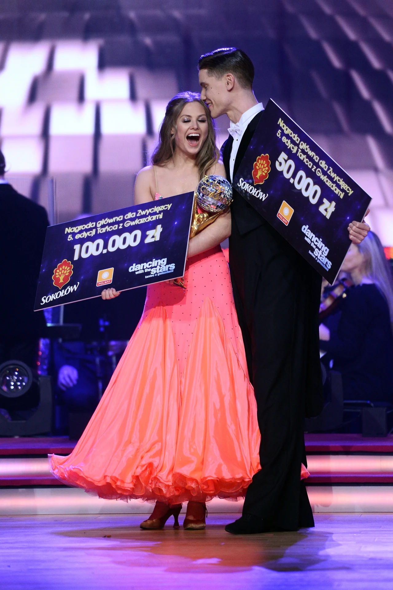 W nagrodę aktorka otrzymała czek na 100 tysięcy złotych, a tancerz na kwotę o połowę niższą.
