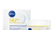 NIVEA Q10 plus Przeciwzmarszczkowy krem nawilżający na dzień SPF 15

Ulepszona formuła zapewnia intensywne nawilżenie i widoczne wygładzenie skóry od wewnątrz,dzięki zwiększeniu naturalnego poziomu koenzymu Q10.
Pojemność i rekomendowana cena detaliczna: 50ml/ 39,99 zł