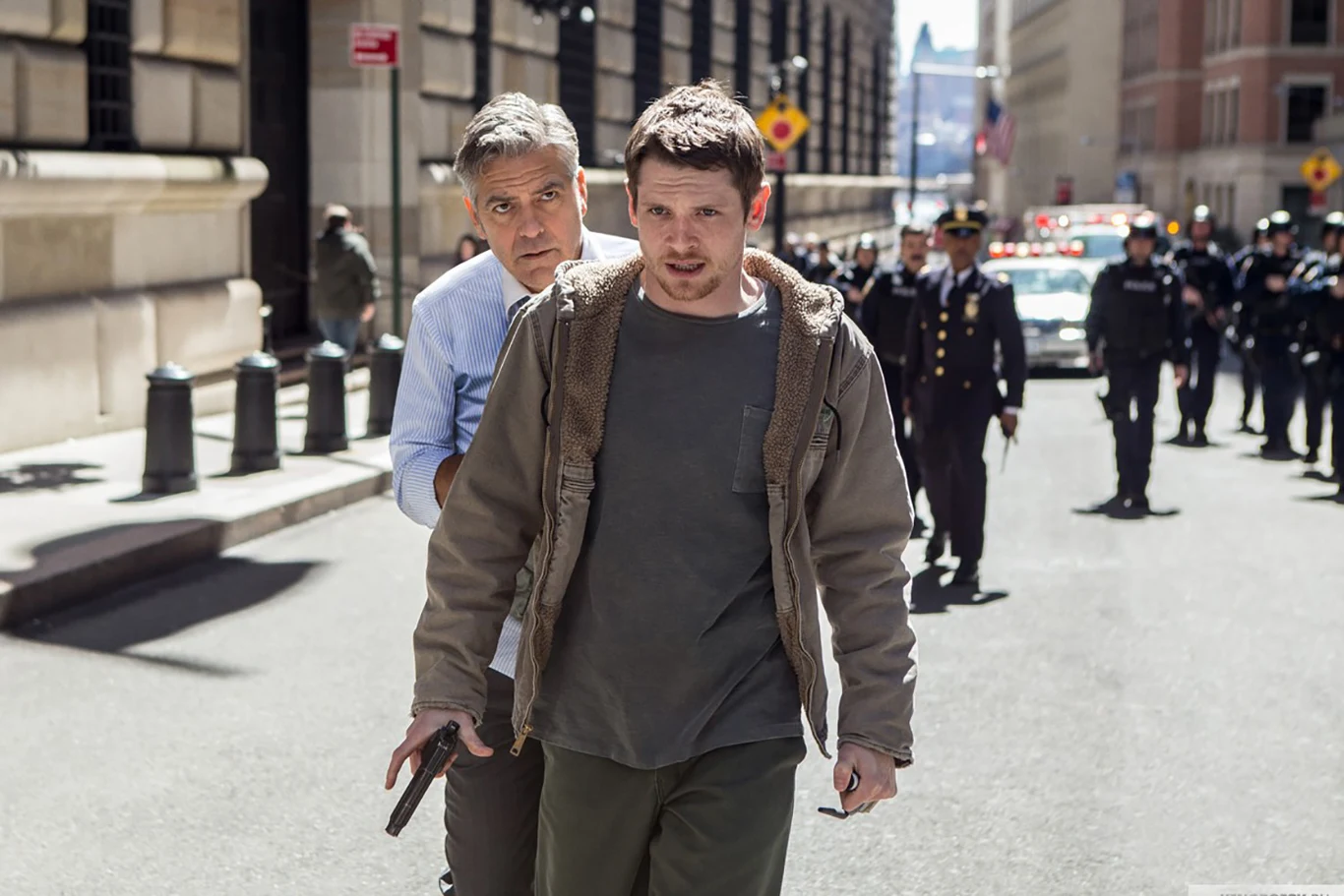 George Clooney i Jack O'Connell w scenie z filmu "Zakładnik z Wall Street"