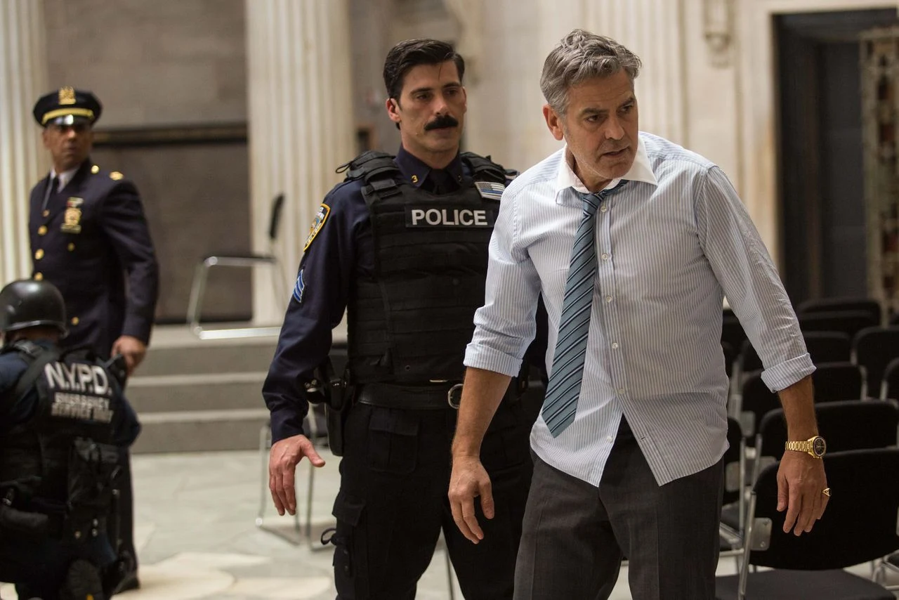 George Clooney w scenie z filmu "Zakładnik z Wall Street"
