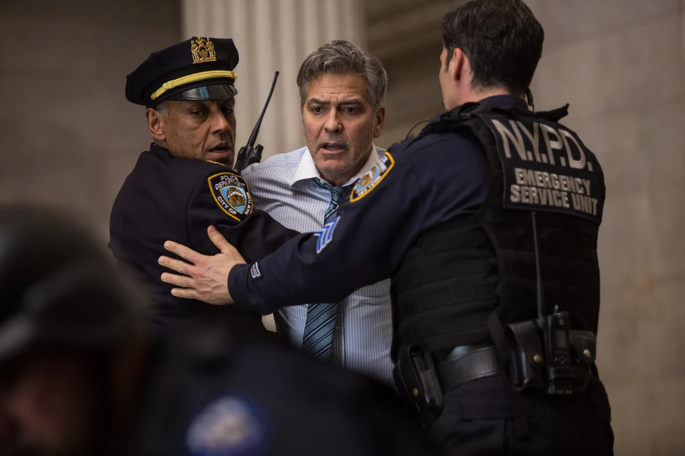 George Clooney w scenie z filmu "Zakładnik z Wall Street"