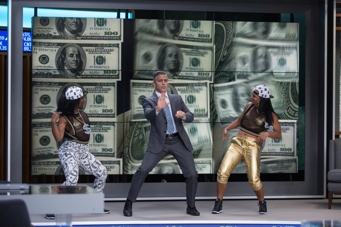 George Clooney w scenie z filmu "Zakładnik z Wall Street"