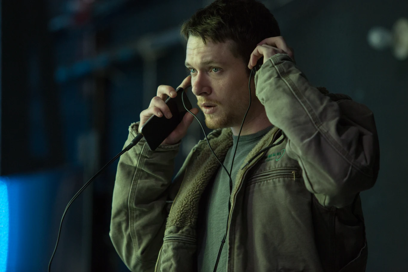 Jack O'Connell w scenie z filmu "Zakładnik z Wall Street"