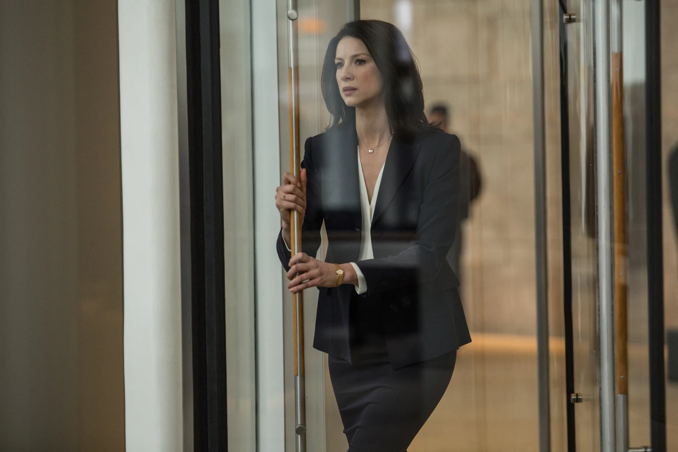 Caitriona Balfe w scenie z filmu "Zakładnik z Wall Street"