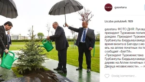 Alaksandr Łukaszenka podlewa jodłę