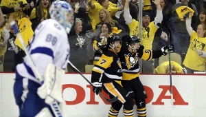 Hokeiści Pittsburgh Penguins Sidney Crosby (z prawej) i Matt Cullen cieszą się ze zwycięskiego gola. Obok bramkarz Tampa Bay Lightning Andrej Wasilewski