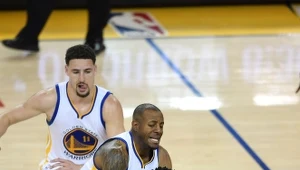 Andre Iguodala z Golden State Warriors próbuje powstrzymać Russella Westbrooka z Oklahoma City Thunder 