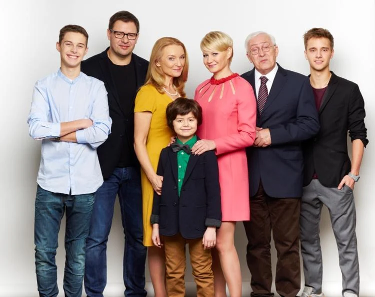 Halina Skoczyńska z członkami serialowej "rodzinki.pl"