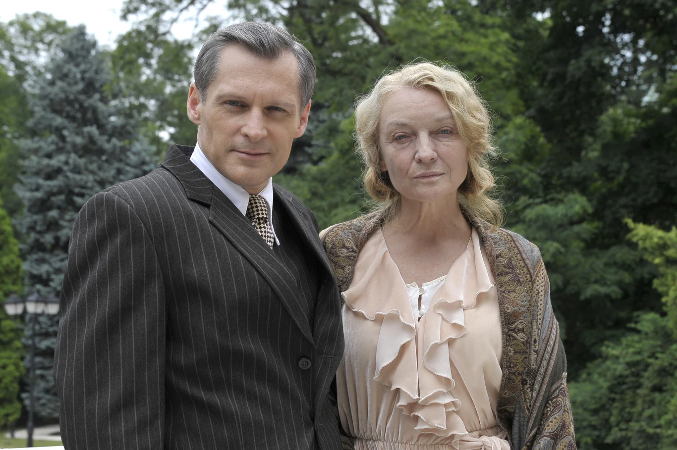 W serialu "Czas honoru" zagrała Gertrudę, matkę gubernatora Fischera (Robert Kozyra). 

- Każda rola jest dla mnie wyzwaniem, ale nie z powodu wyglądu ani charakteryzacji. Stworzenie wiarygodnego człowieka, czy to z jego wewnętrznym dramatem, czy humorem i radością - to jest wyzwanie. A oszpecanie czy upiększanie jest tylko inspiracją i pomocą w tworzeniu postaci. Czasami najlepszą charakteryzacją jest jej brak. Takie role "bez urody" bywają najbardziej interesujące - komentowała decyzję o występie bez makijażu.

 