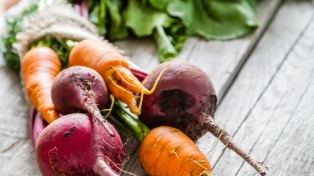 Burak to naturalny wspomagacz serca. Zawiera azotany, które są przekształcane w tlenek azotu, co pomaga rozszerzać naczynia krwionośne, poprawiając przepływ krwi i obniżając ciśnienie