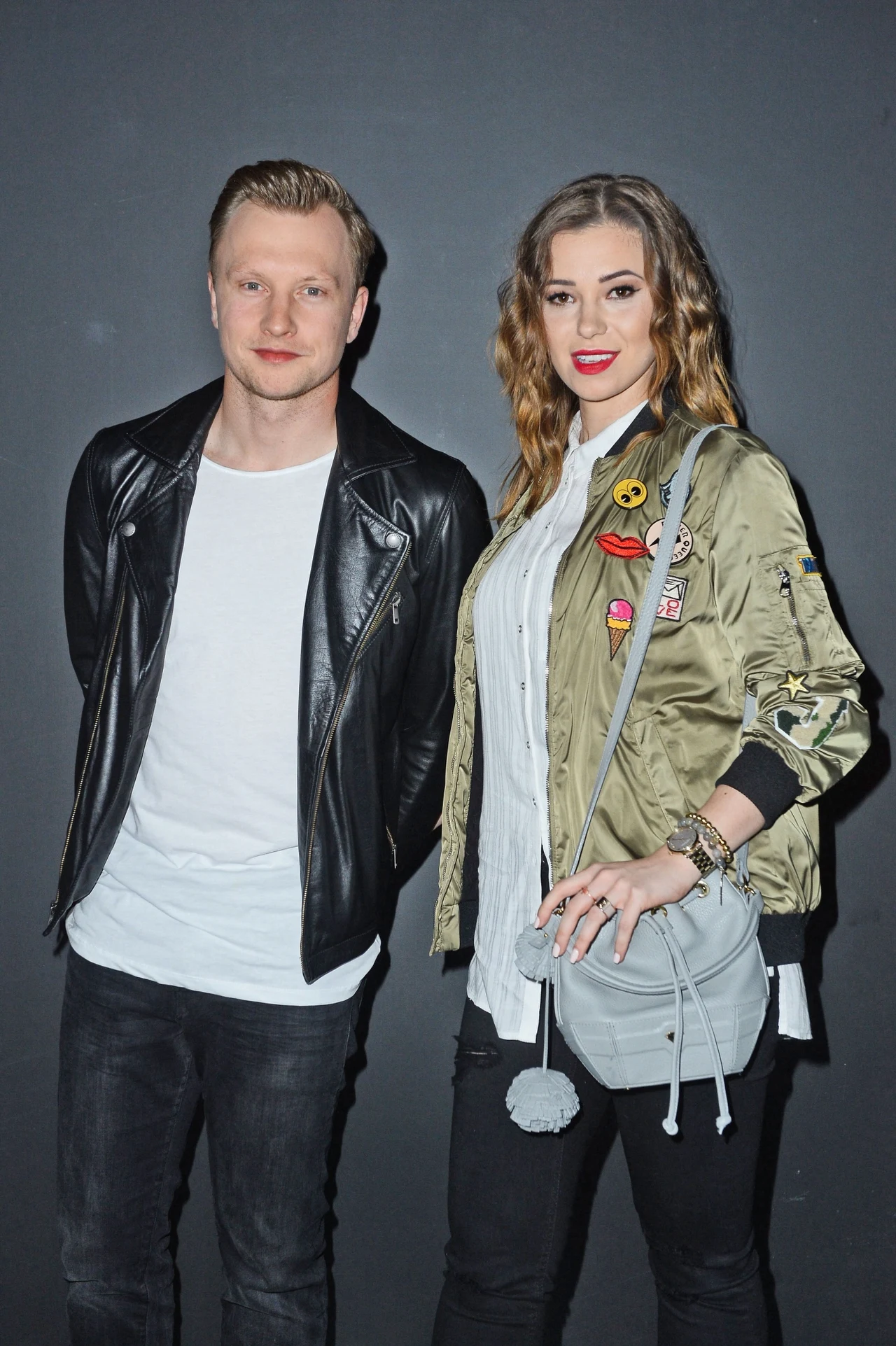 Czy pod tą koszulą skrywa się ciążowy brzuszek? Czy pod tą koszulą skrywa się ciążowy brzuszek?