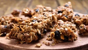 Batoniki z musli, reklamowane jako zdrowa przekąska, często zawierają w sobie duże ilości cukru, które sprzyjają nadwadze 