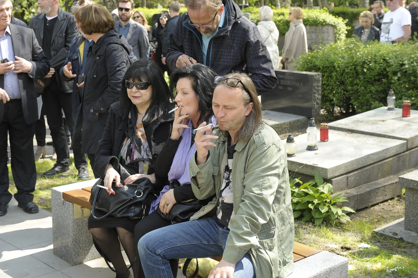 Żałobnicy zapalili nad jej grobem papierosy Żałobnicy zapalili nad jej grobem papierosy