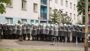Kolejna demonstracja i zamieszki przed komisariatem policji Wrocław Stare Miasto, gdzie w minioną niedzielę zmarł zatrzymany przez funkcjonariuszy 25-letni mężczyzna