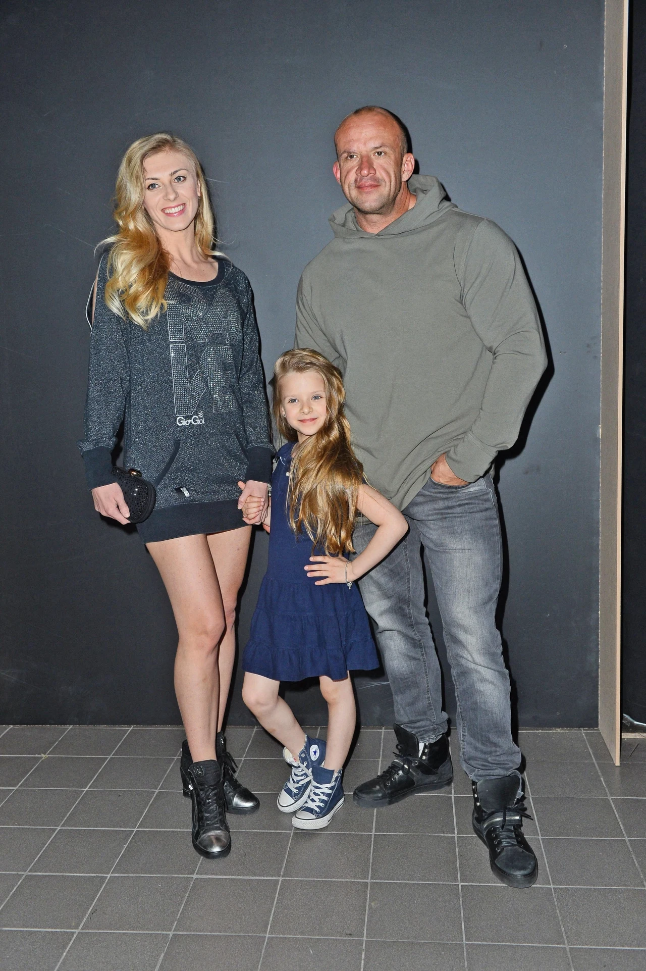 Tomasz Oświeciński z córką i nową partnerką