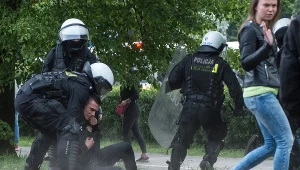 Demonstracja i zamieszki przed komisariatem policji we Wrocławiu 