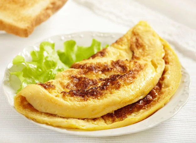 Omlet wypełniony obierkami z ziemniaków to doskonała propozycja na śniadanie